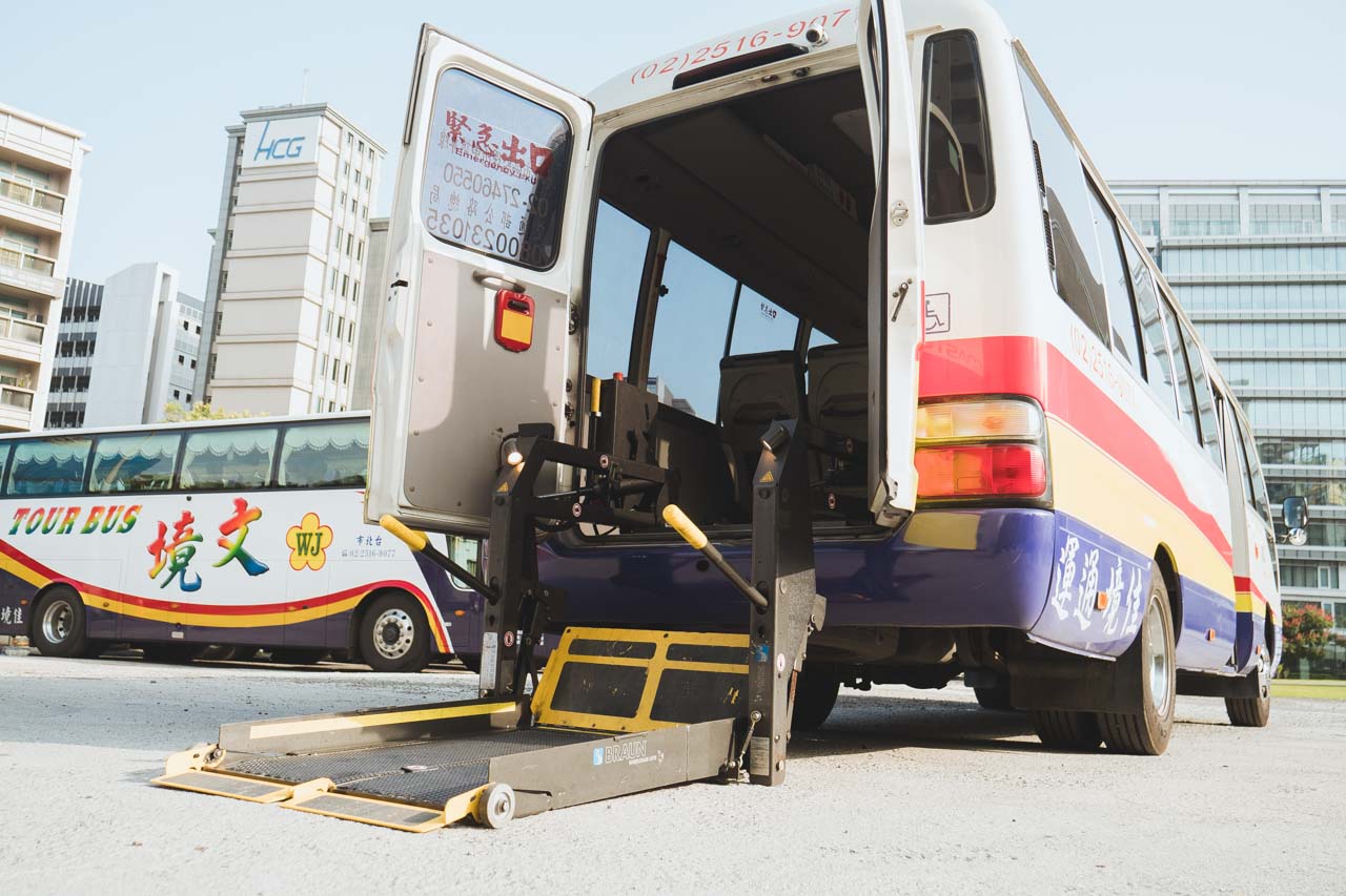 文境旅遊 中型巴士 輪椅車